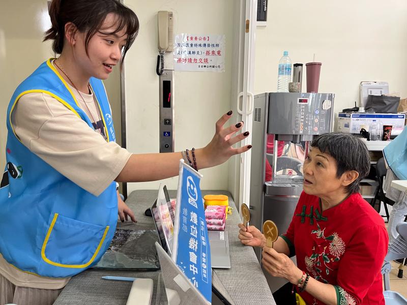 輔導員黃音絜示範行動諮詢服務，帶領民眾識別假訊息