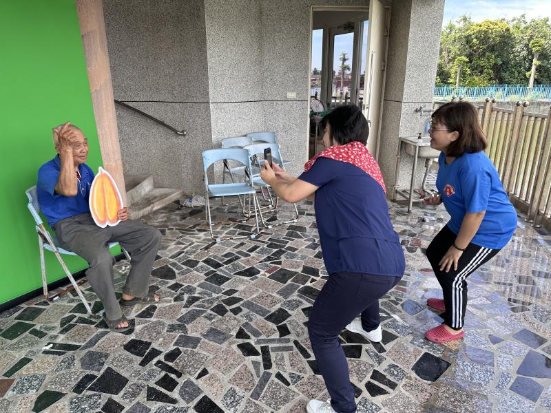 就在5/22（五）這天，口湖DOC來到過港社區，辦理DOC小推廣活動，帶著阿公阿嬤一起體驗「數位拍照趣」！✨ 這次除了幫長輩們拍攝個人照片，還特別搭配口湖在地特色手拿牌，像是蚵仔、烏魚子、台灣鯛、馬蹄蛤，每位長輩拿著都超有特色、笑容滿滿😍