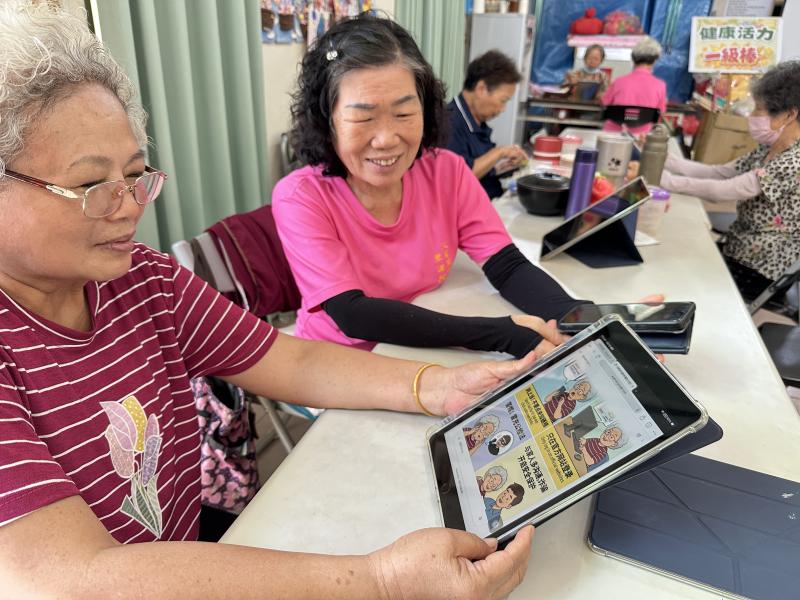學員使用AI創作四格Q版防詐宣導