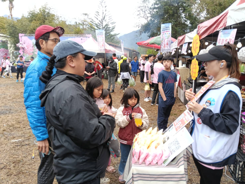 仁愛DOC也前往春陽地區進行手機資安宣導,向民眾介紹社群平台與跨境平台「小紅書」的使用安全,提醒大家在使用手機及網路時,要多注意個人資料保護,不隨意點擊不明連結,也不要輕易透露個人資訊。