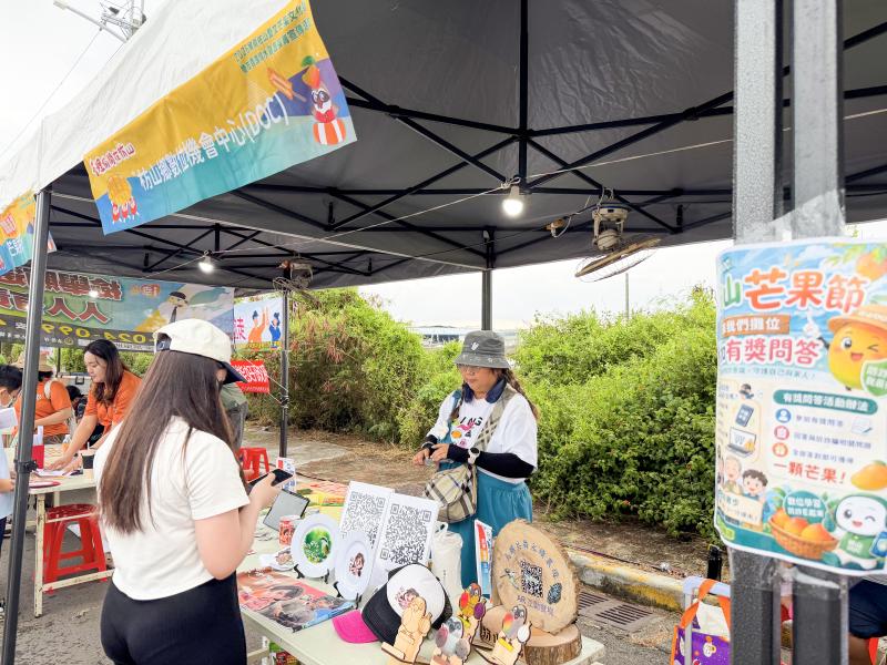 今年「枋山數位機會中心(簡稱枋山DOC)」特別熱情參展,並與在地果農攜手合作,推出別出心裁的「芒果知識與防詐小達人闖關活動」,成功吸引大批學童與家長排隊挑戰。