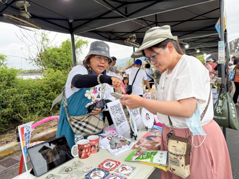 「只要闖關成功,就能把又香又甜的愛文芒果帶回家喔!」現場工作人員與農民熱情地招呼著。