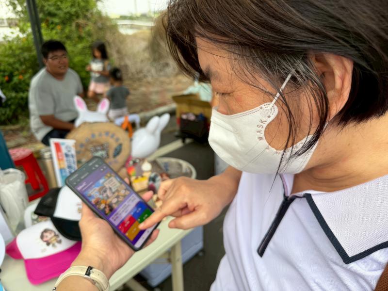 民眾專注操作線上問答介面，趣味互動拉近科技距離，同時推廣芒果知識、防詐觀念並加深對DOC的印象。