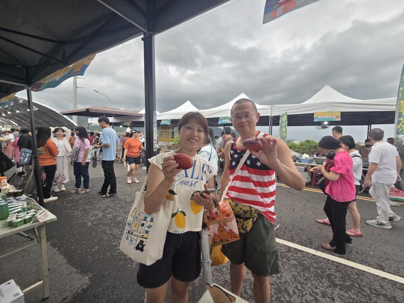 民眾開心與獲贈的芒果合照。活動結合線上闖關與農產，成功宣導防詐、深化DOC印象並圓滿落幕。