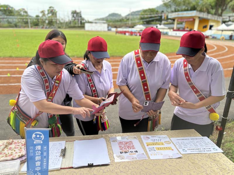 社區婦女表演完使用自己的手機學習