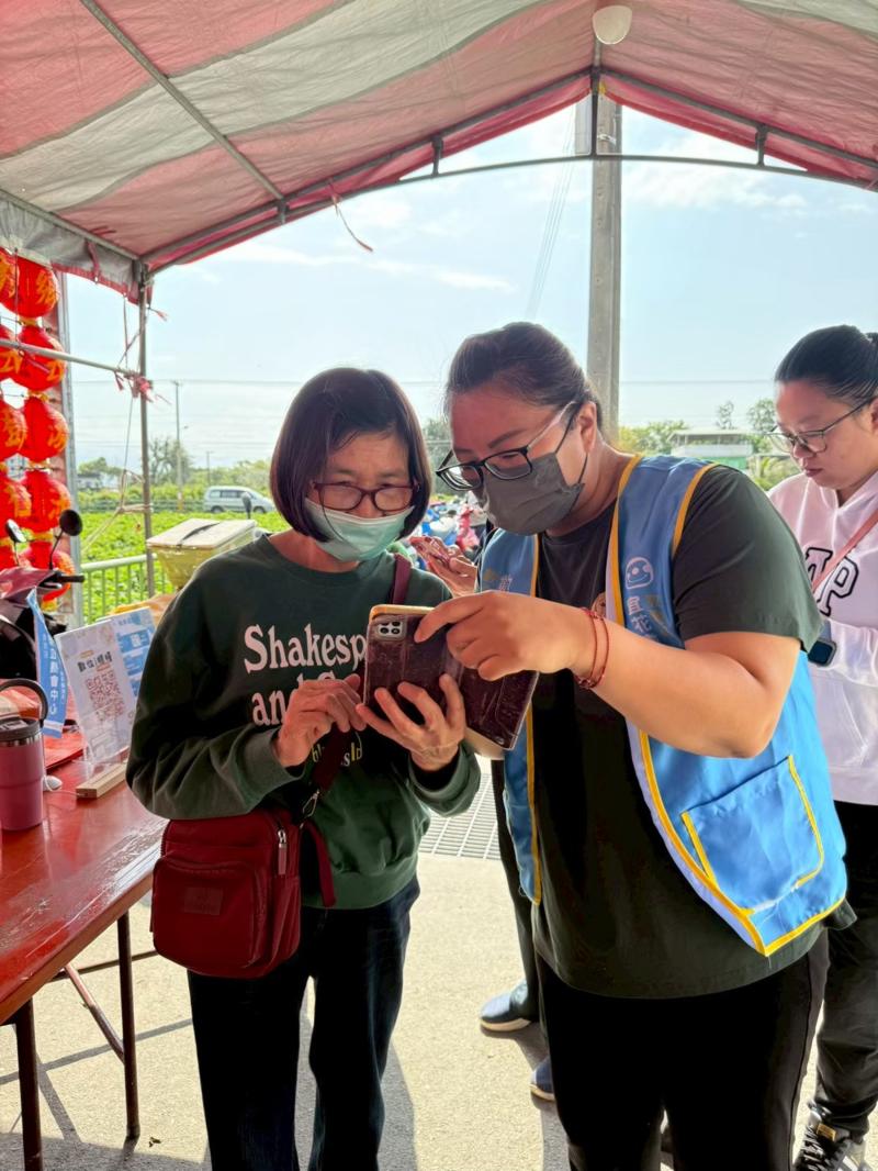 現場除了數位推廣外，也結合客家美食分享與頭牙祈福活動，讓民眾在參與傳統文化活動的同時，也能接觸數位新知。