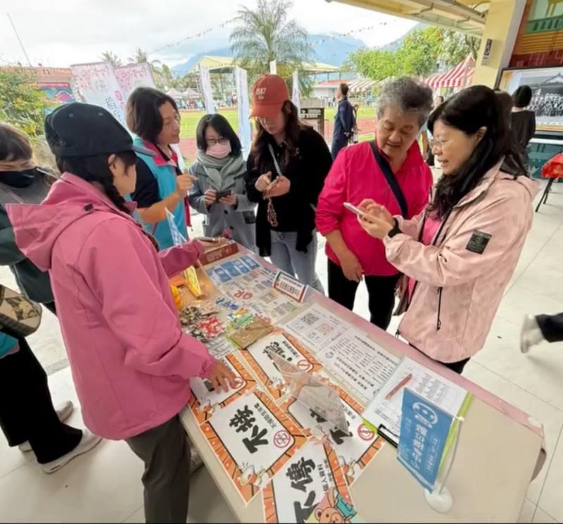 透過"學習E把罩"問答與現場解說，逐漸了解常見詐騙手法及數位工具的正確使用方式。