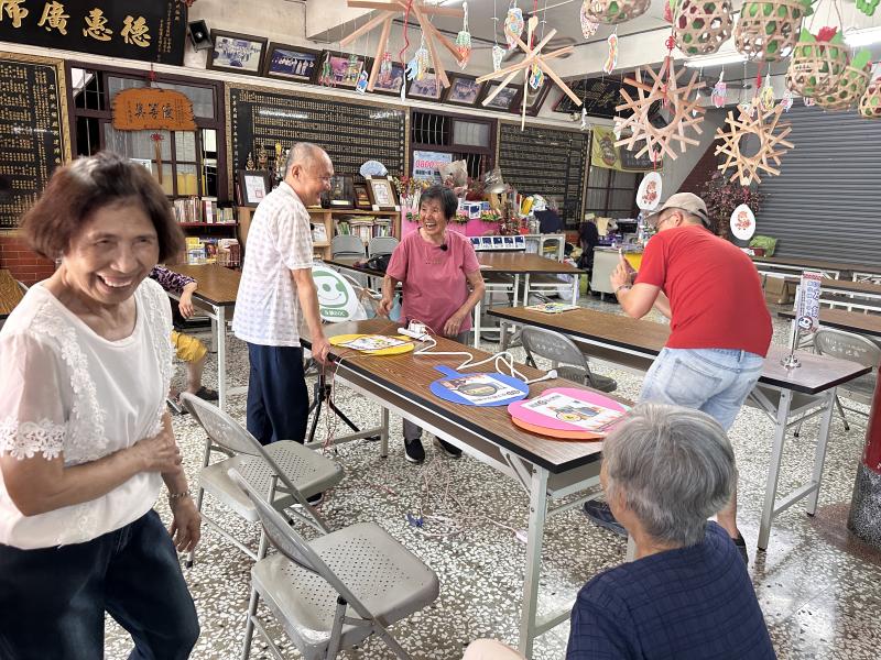 長輩們非常開心地拍攝