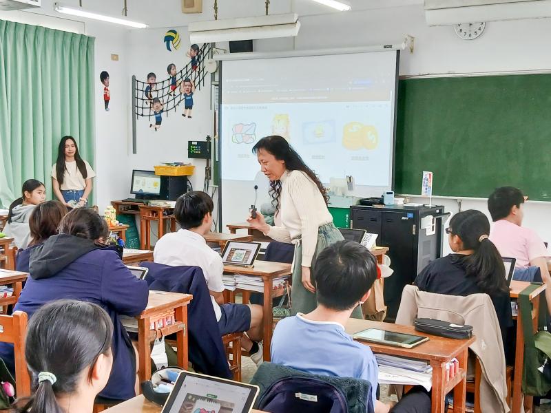 教育部運算思維推動計畫，深入了多所學校，包含臺東池上鄉大坡國小、屏東縣長治鄉繁華國小，以及澎湖縣湖西鄉的湖西國小與湖西國中，推動偏鄉學校與社區的數位教育行動，打造跨域合作的學習新模式。