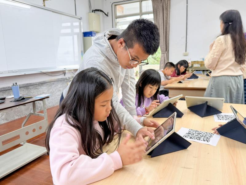 用像玩遊戲、動手做的方式，教導國中小學生如何把複雜的大問題「拆解」成小步驟，培養他們用邏輯分析來解決生活問題的能力。