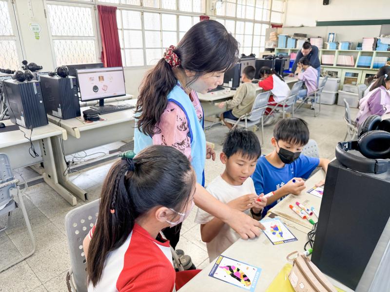 培力社區數位志工與「DOC數位幫手」，讓他們能運用互動遊戲與教學活動，協助更多居民提升數位能力，逐步建立社區內部自主學習與互助的支持網絡。