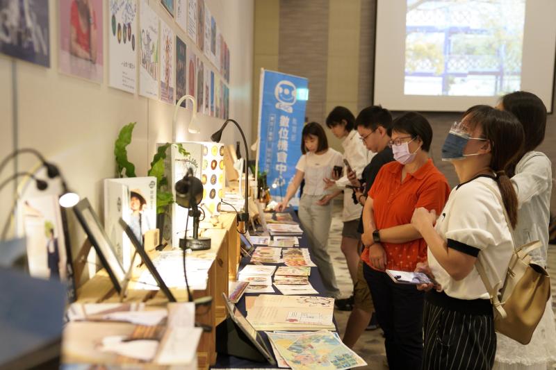 與會者欣賞成果展示與交流