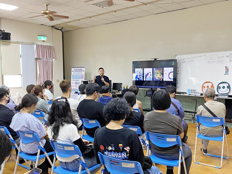講師認真教授攝影心法,台下學員們專注聆聽、學習