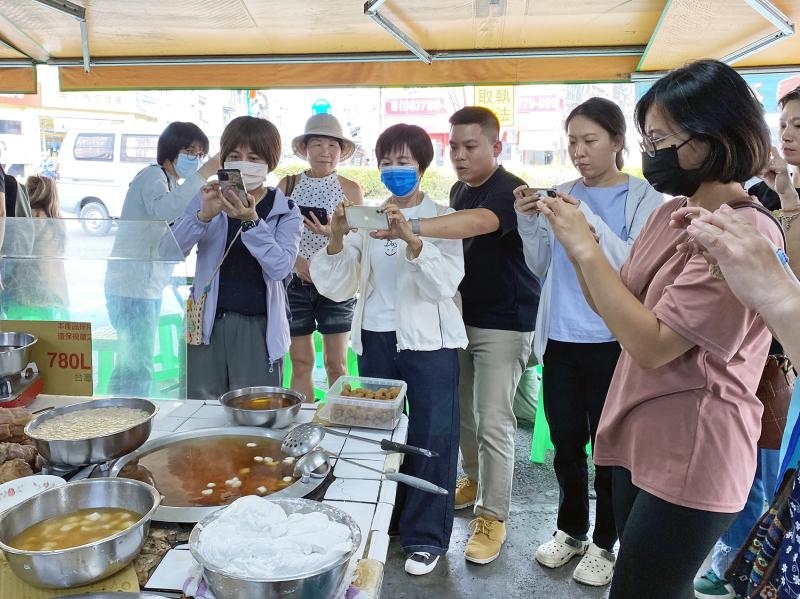 講師帶領學員們到冷熱冰店拍攝特色美食,學習食物攝影
