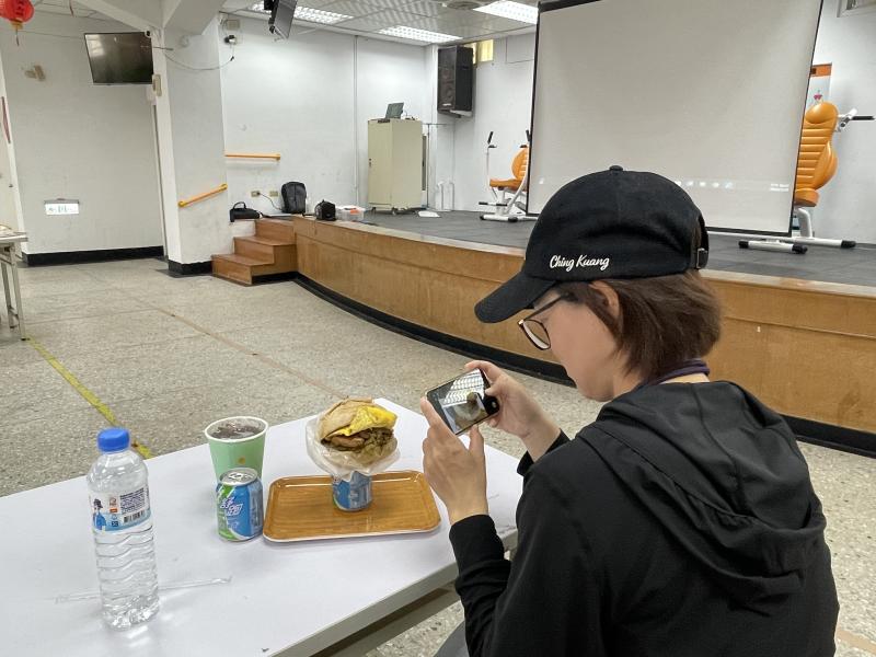 室內拍攝美食光線、角度、擺設拍攝前思考並進行中微調。