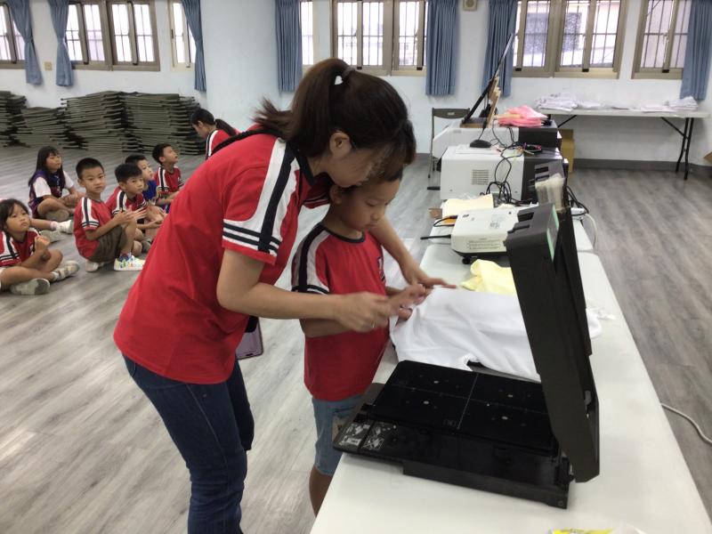 小朋友自己放置印製衣服操作