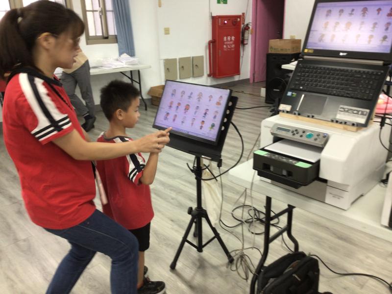 小朋友選自己照片操作印製衣服操作