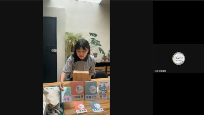 輔導員示範擺放行動櫃檯及注意事項