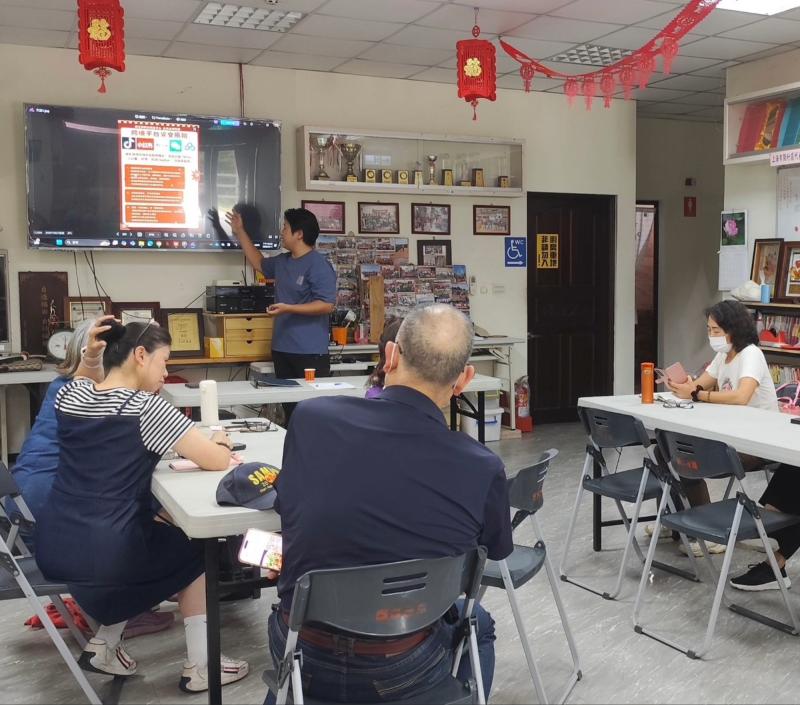 正在跟長輩訴說防詐騙觀念