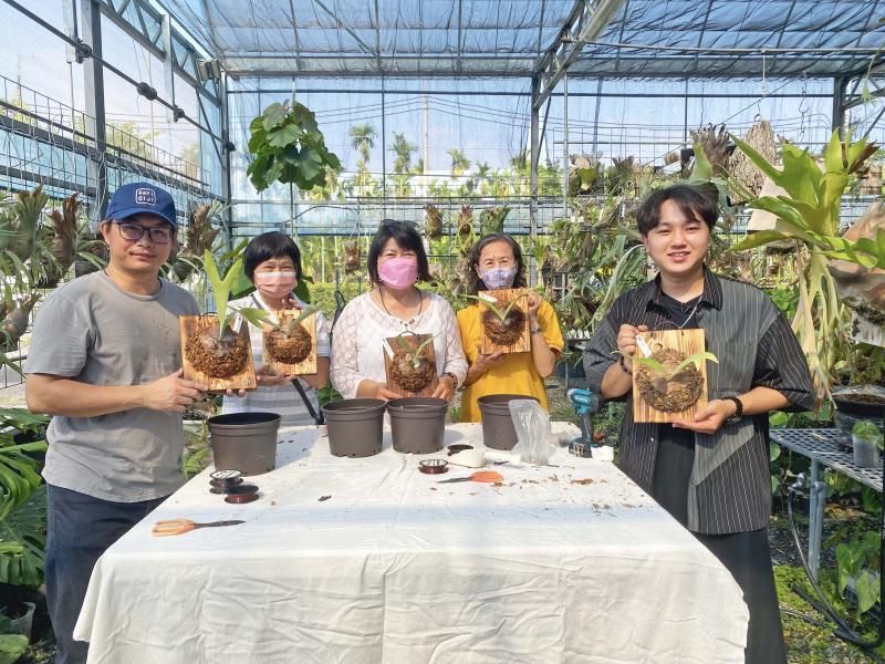 遊客完成鹿角蕨DIY，快樂拿著成品合照