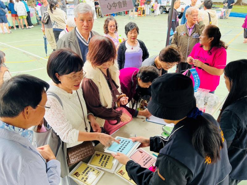 現場亦安排了「圖書館問答闖 關」。這項活動以輕鬆有趣的互動方式,引導學生及民眾深 入了解秀林圖書館的各項數位與實體資源