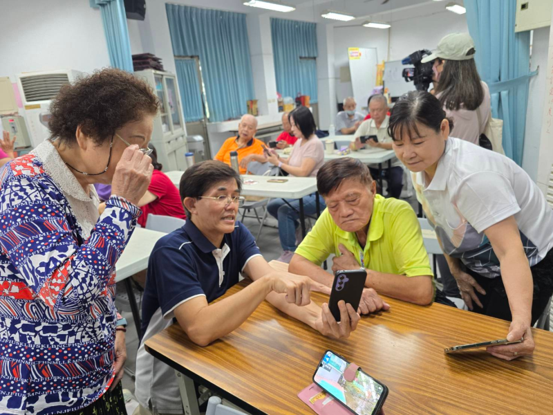 學員親身體驗VR科技，探索不一樣的精彩世界。
