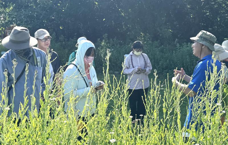 跟隨在地職人走讀珍稀植物復育園區
