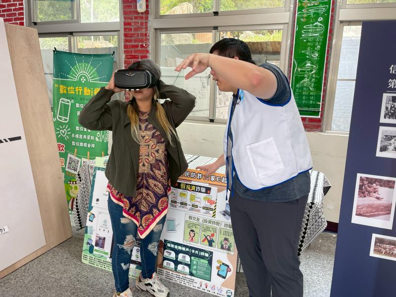 數位小幫手協助民眾使用VR眼鏡操作