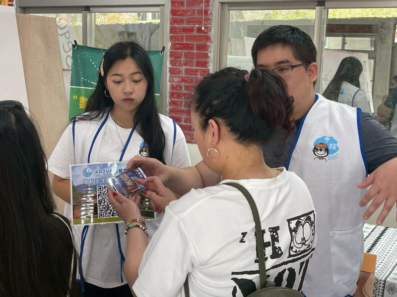 數位小幫手協助民眾使用手機操作