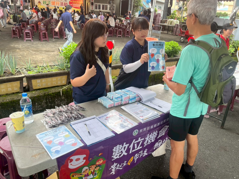 帶領民眾認識消防署建置的「消防防災e點通」App，協助民眾查詢避難地點、天氣資訊、路況交通等內容。