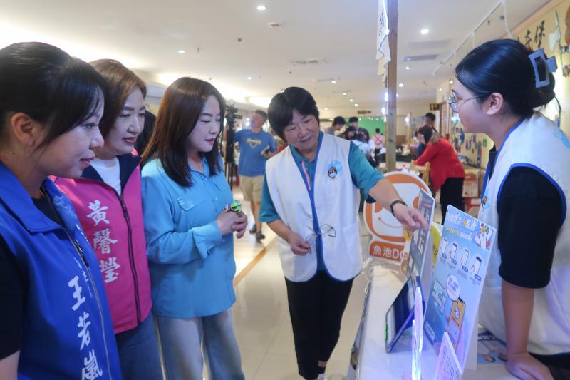 地方政府長官親自體驗數位諮詢服務,展現高度重視與支持。