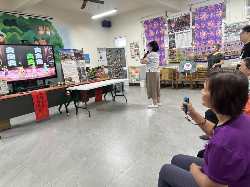 長輩跟著音樂節拍動起來