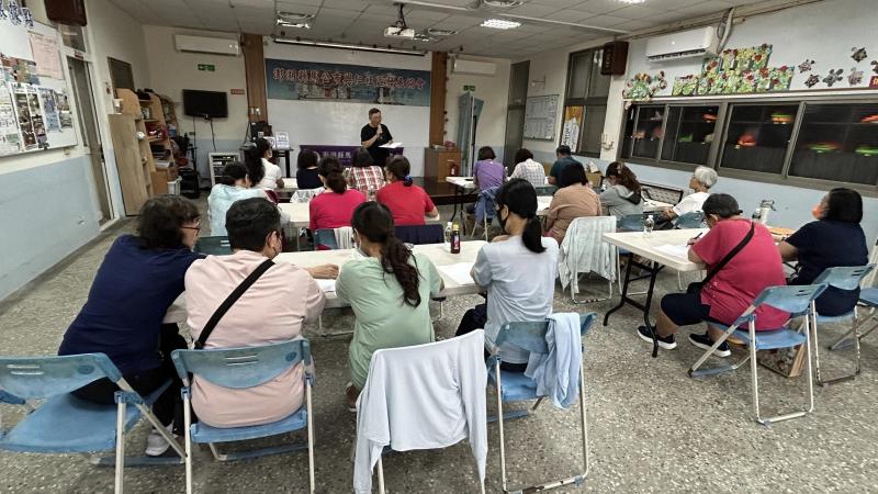 蔡光庭老師認真講解上課照片