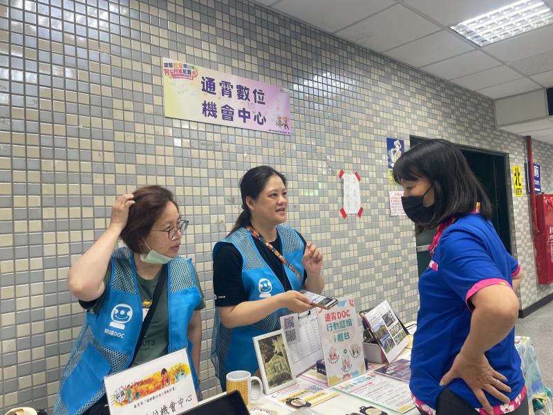 向民眾介紹DOC