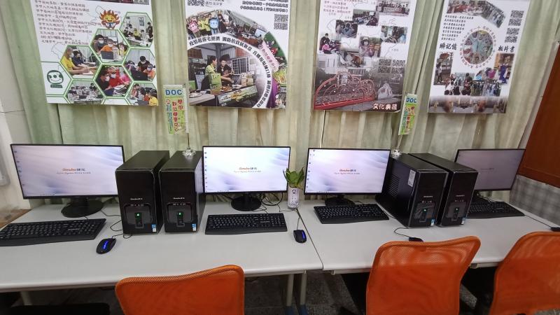 沛華實業股份有限公司創辦人 林光教授 捐贈四組桌上型電腦、螢幕