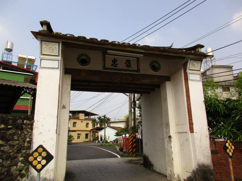 新埤鄉褒忠門位於建功村 庄東又名東柵門