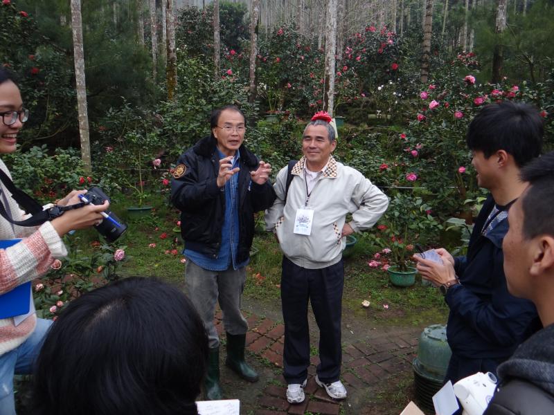 竹崎數位機會中心安排小旅行，來到茶花圍，老闆張榮倉先生也是DOC學員，認真的介紹花季與花種等。