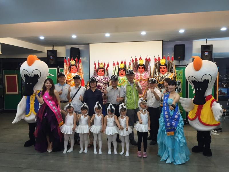 與主辦單位合影留念