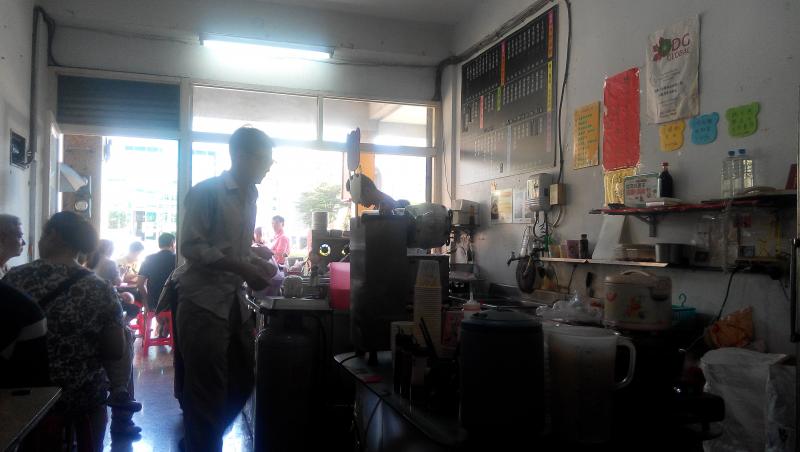 外表看似普普，店內毫無裝潢的傳統早餐店