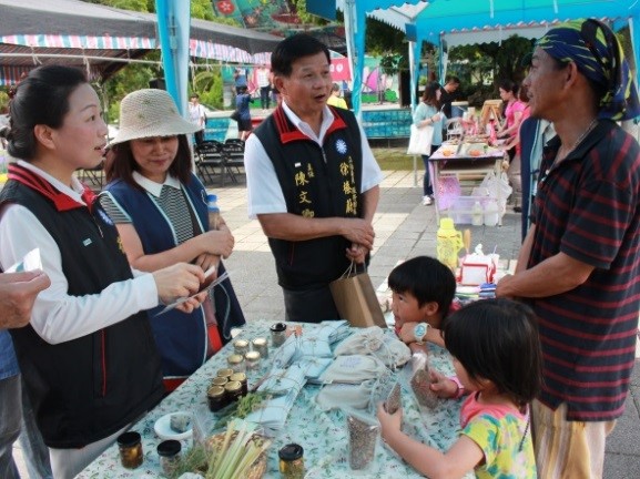 縣長與縣長夫人一同關心小農發展