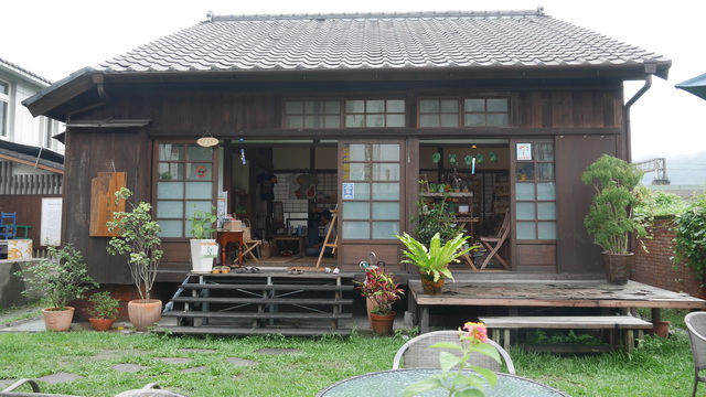 木造的頭城火車站的舊宿舍改建而成的文創園區。