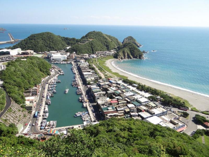 外海黑潮流經此處，多種魚類迴游此處，形成漁獲量相當豐富的魚場，共有三處漁港，是台灣的三大漁港之一
