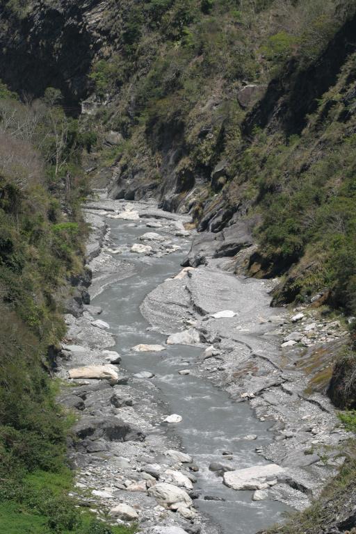 大沙溪與塔次基里溪在此匯集成立霧溪，經溪水長年侵蝕、堆積，造就多層開闊的河階地形。