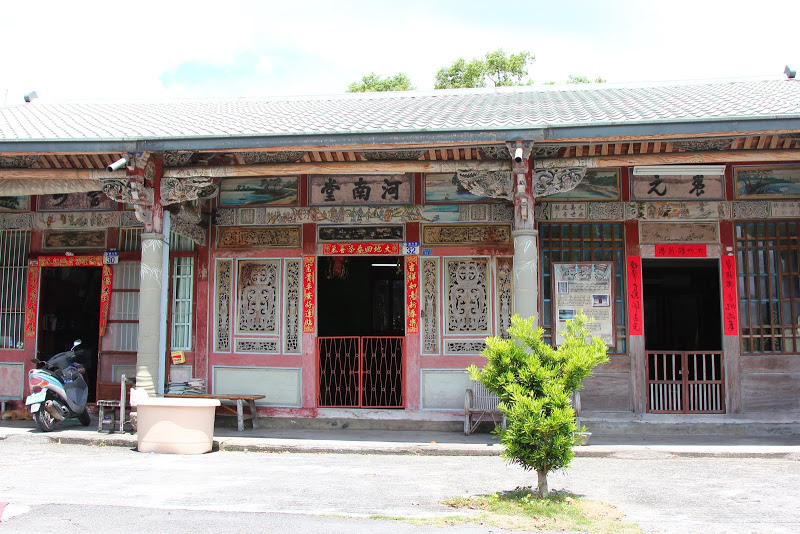 邱家古厝建於1930年，為一棟傳統的木構建築，遠從唐山(大陸)運來建屋材料，並且特別聘請大陸地區的老師傅設計建造完成
