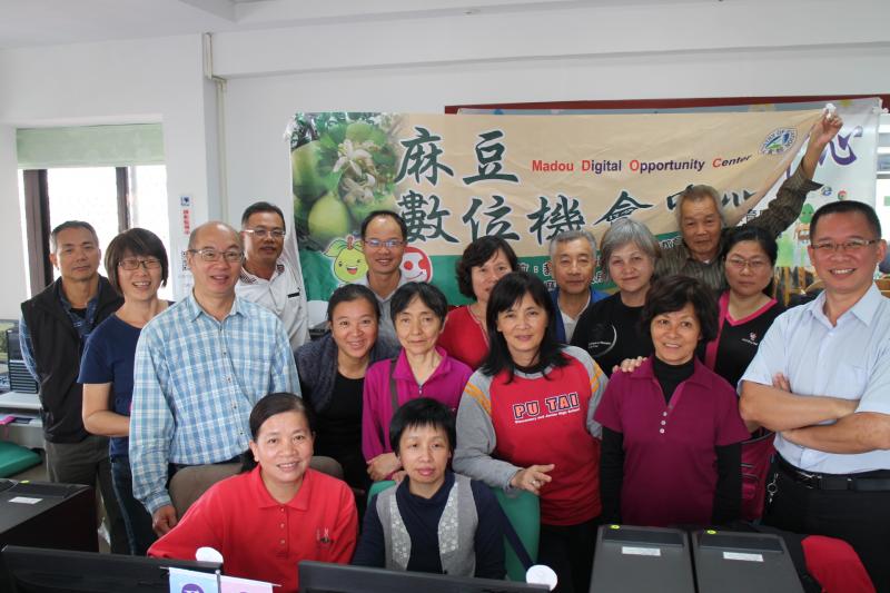 努力的柚果29班班員認真學習網路行銷