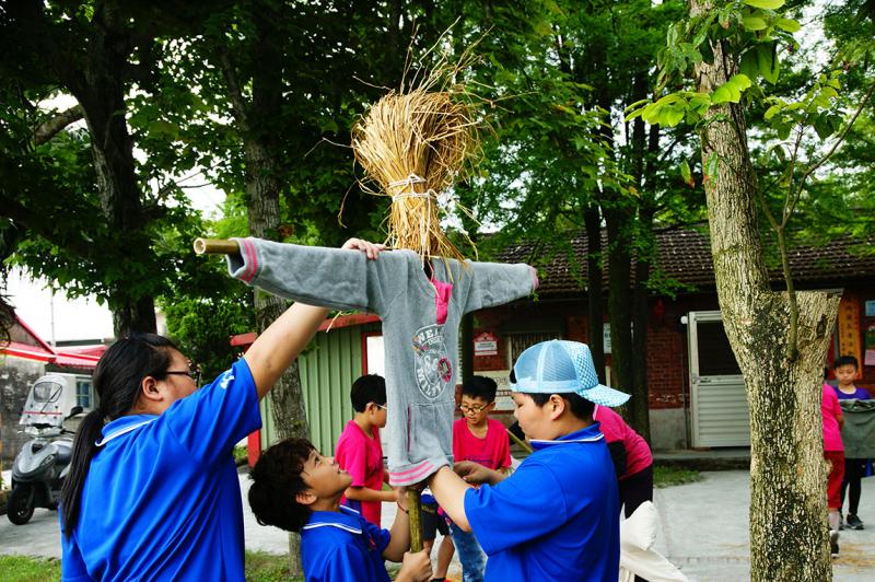 學員圍著稻草人