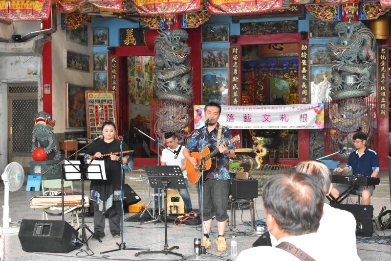 與社區居民一同在廟口聽歌，感受客家山歌創新與傳統的交流。