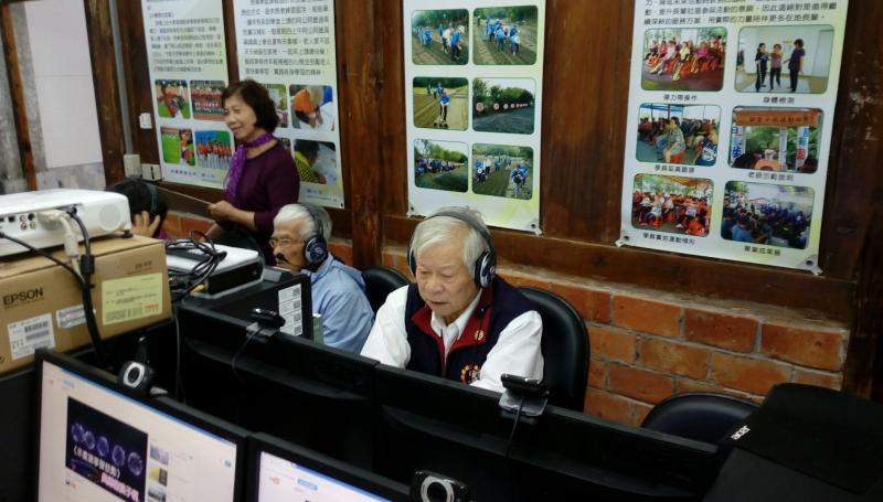 長輩在DOC教室，運用資訊設備高歌一曲，錄製個人唱片