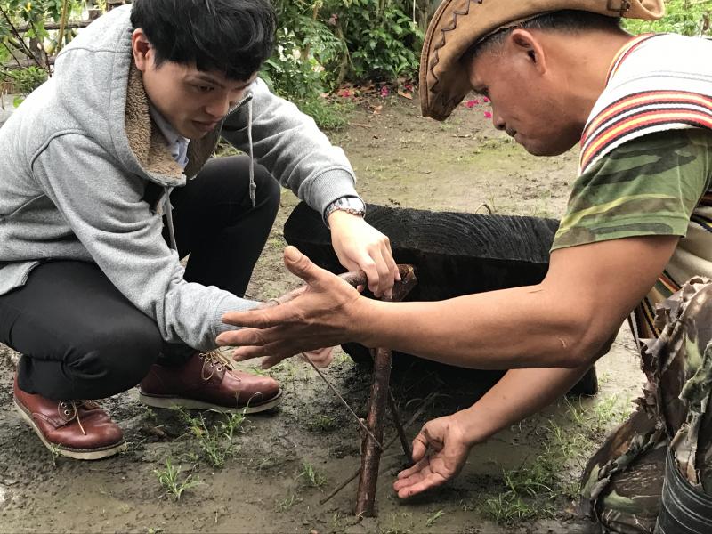 來到狩獵達人家，其狩獵功績為入門即可見，一道道牆面繪出布農族生活習慣，不可或缺的布農陷阱。