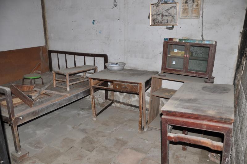 第一進中港間做凹壽（入口處內縮），兩側牆壁原本有泥塑浮雕，由於嚴重受損，全部打掉只塗上一層白灰。